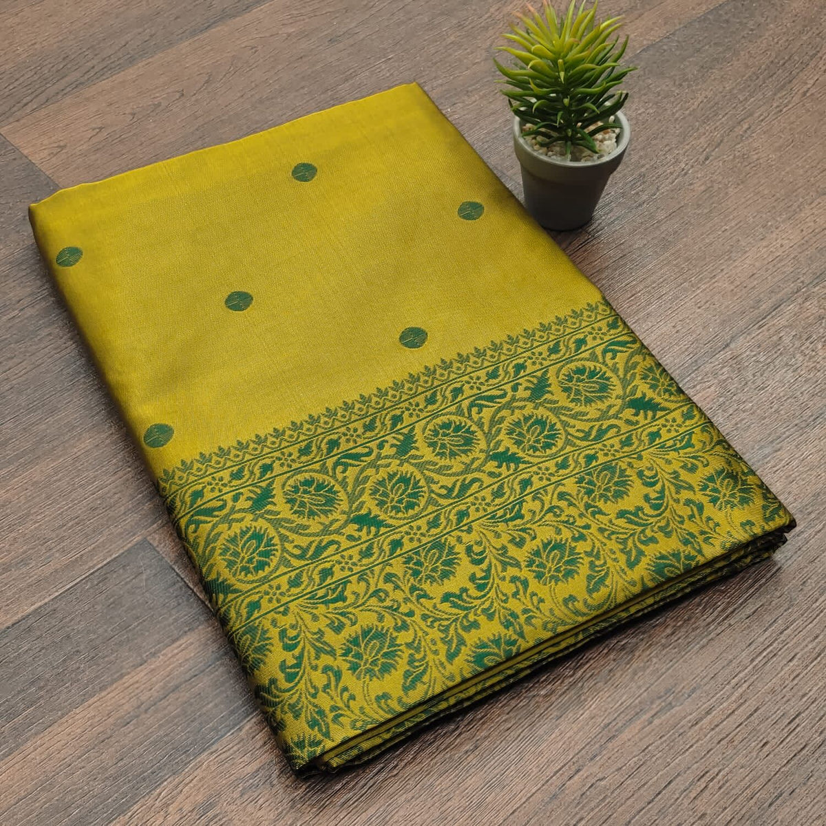 Lichi Silk Royal Elegance Soft Lichi Silk Saree with Rich Pallu & All-Over Jacquard Work