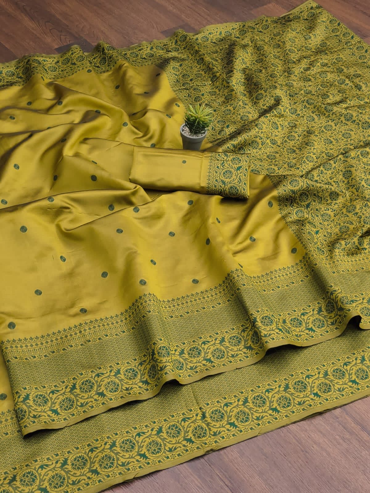 Lichi Silk Royal Elegance Soft Lichi Silk Saree with Rich Pallu & All-Over Jacquard Work