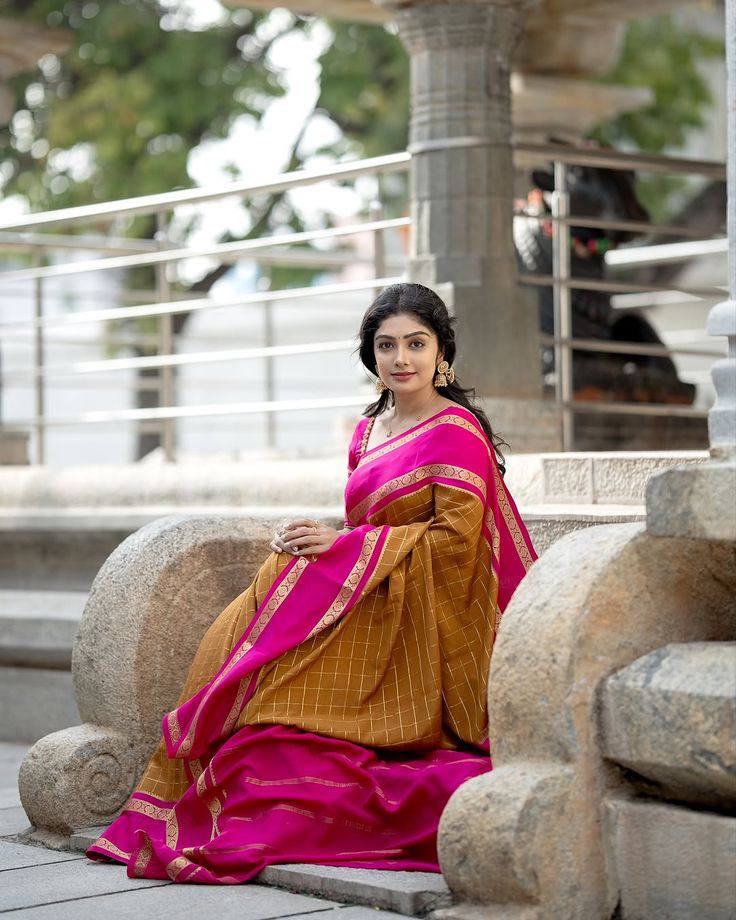 Elegant Soft Lichi Silk Saree with Artistic Jacquard Weave & Rich Pallu