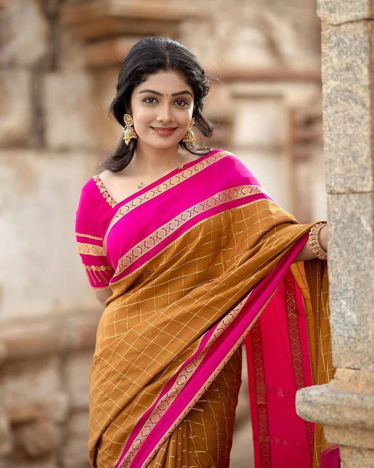 Elegant Soft Lichi Silk Saree with Artistic Jacquard Weave & Rich Pallu