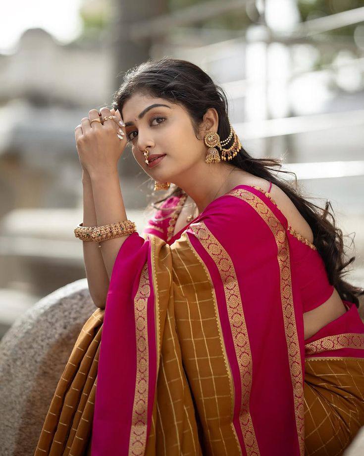 Elegant Soft Lichi Silk Saree with Artistic Jacquard Weave & Rich Pallu