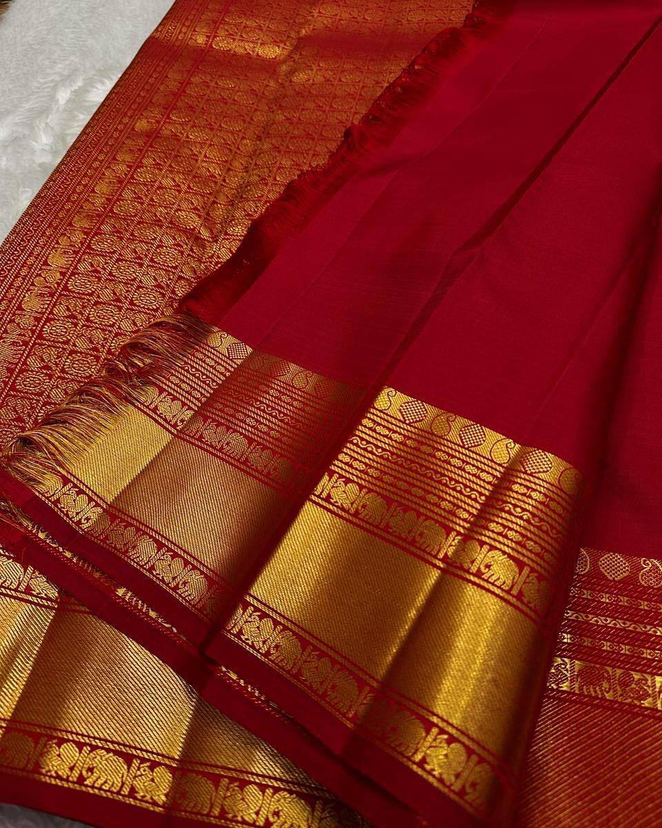 Graceful Soft Lichi Silk Saree with Ornate Jacquard Work & Rich Pallu