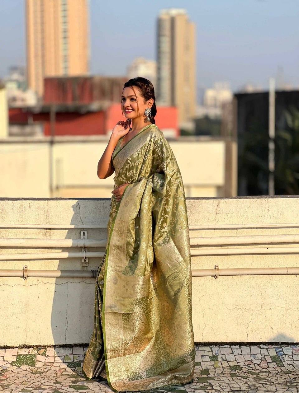 Regal Soft Lichi Silk Saree with Rich Jacquard Weave & Designer Pallu