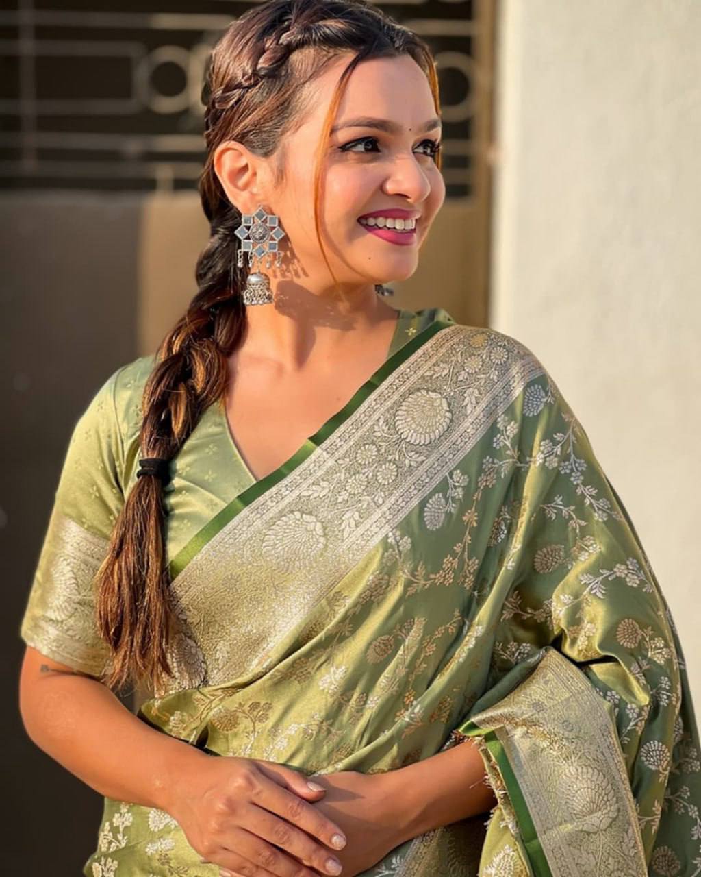 Regal Soft Lichi Silk Saree with Rich Jacquard Weave & Designer Pallu