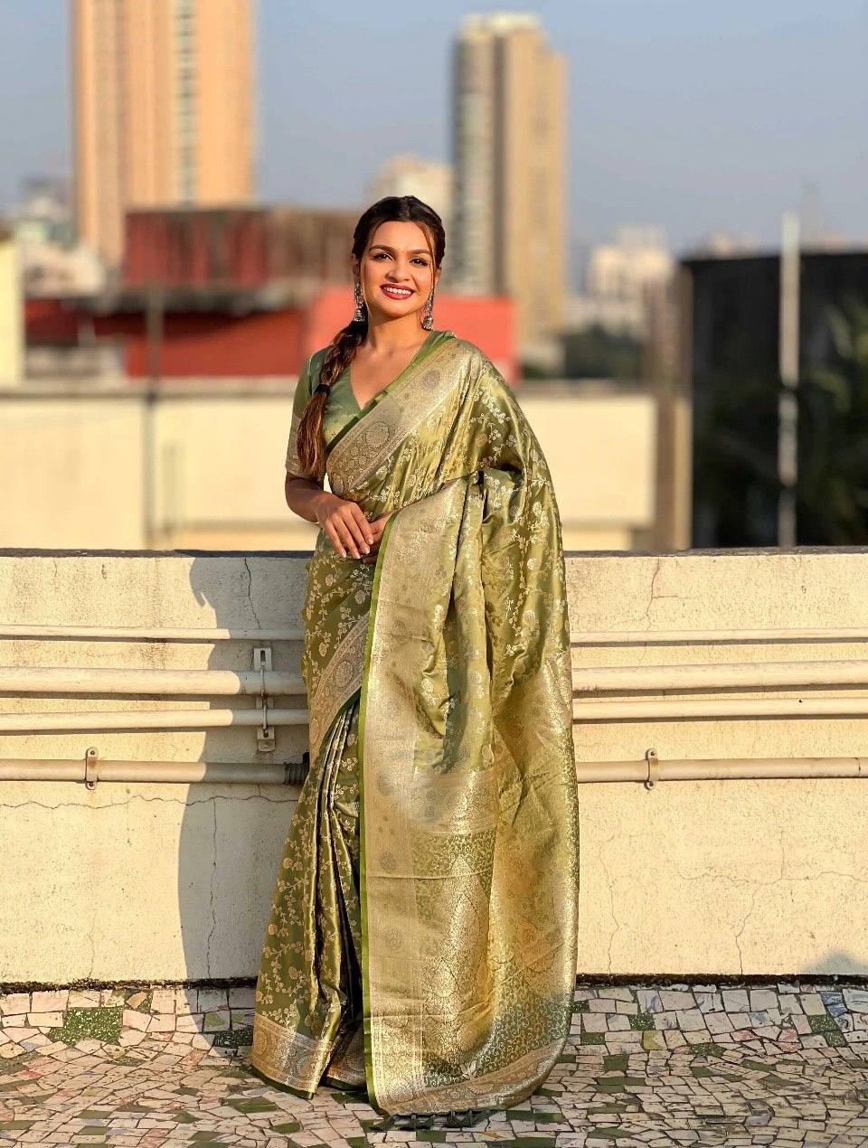 Regal Soft Lichi Silk Saree with Rich Jacquard Weave & Designer Pallu