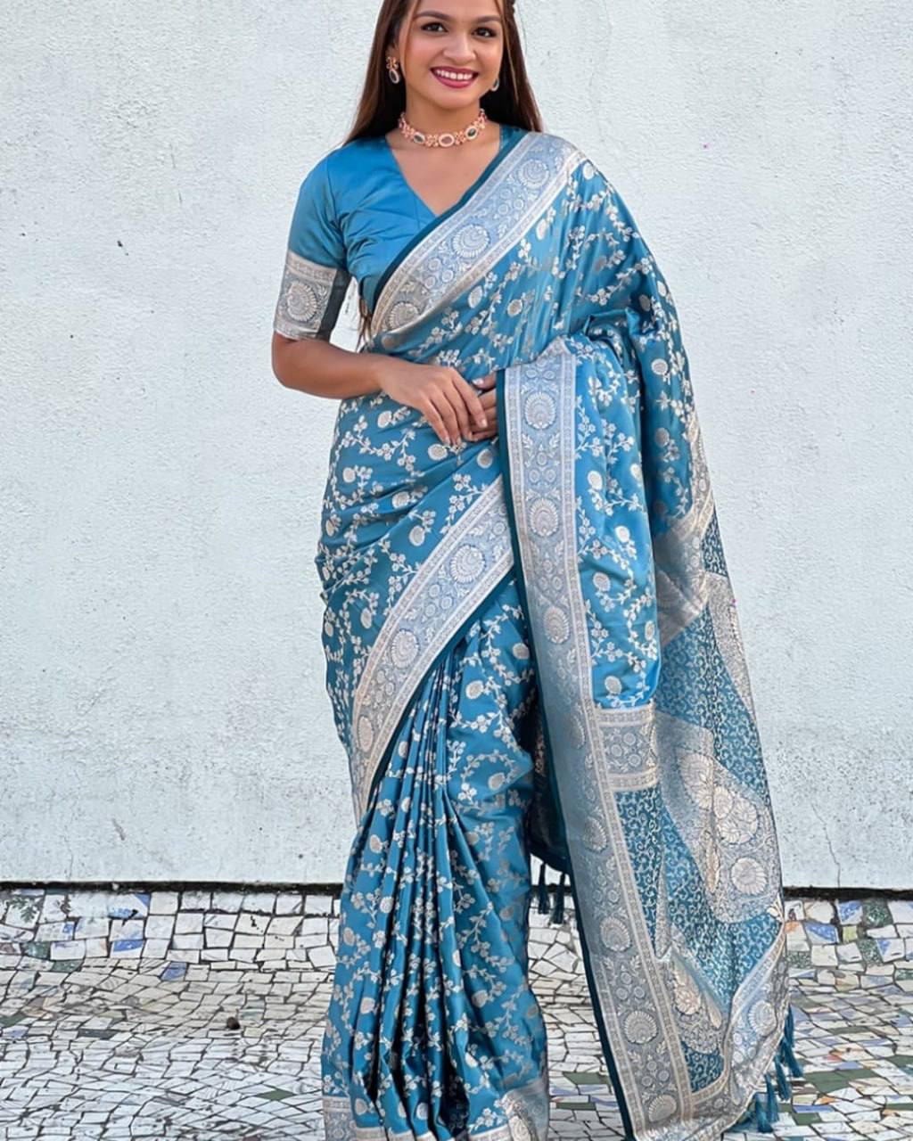 Regal Soft Lichi Silk Saree with Rich Jacquard Weave & Designer Pallu