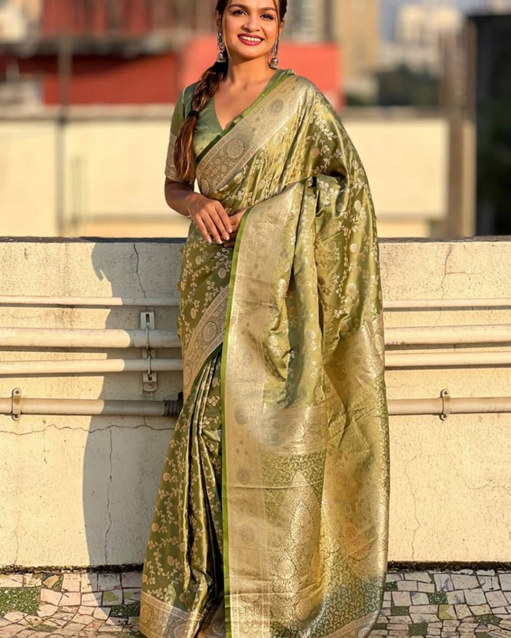 Regal Soft Lichi Silk Saree with Rich Jacquard Weave & Designer Pallu