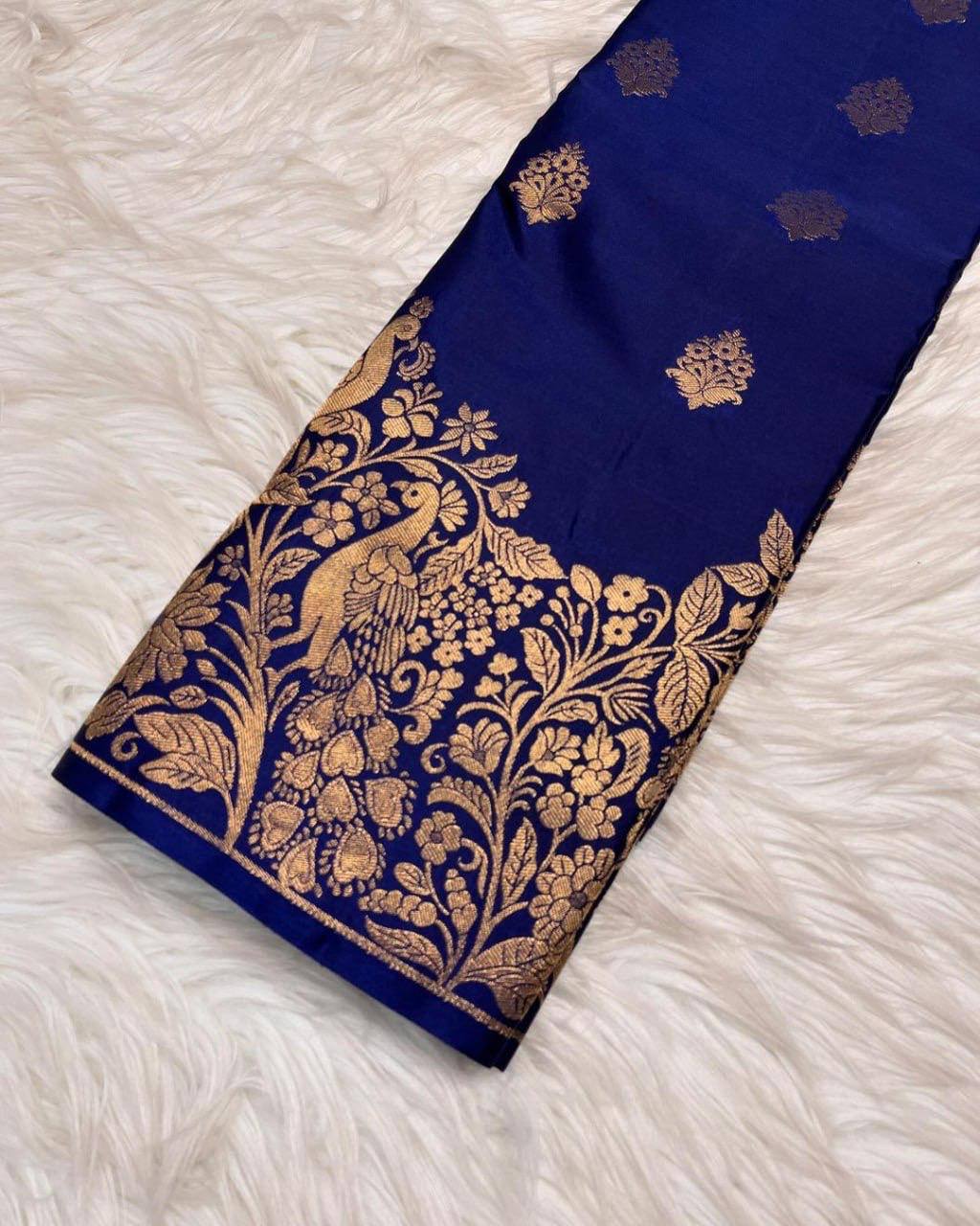 Elegant Soft Lichi Silk Saree with Regal Jacquard Pattern & Rich Pallu