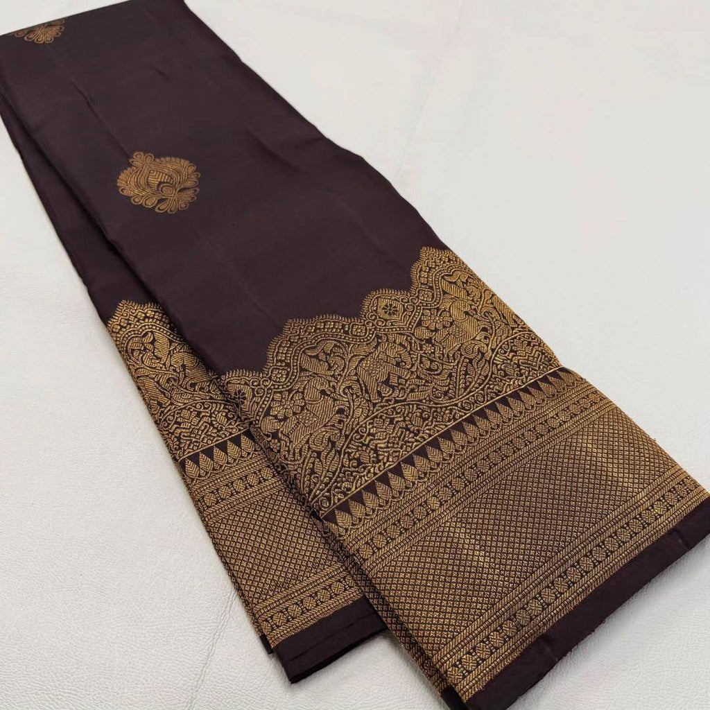 Graceful Lichi Silk Saree with Intricate Jacquard Design & Rich Pallu