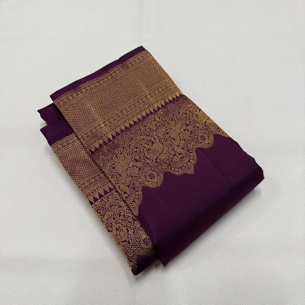Graceful Lichi Silk Saree with Intricate Jacquard Design & Rich Pallu