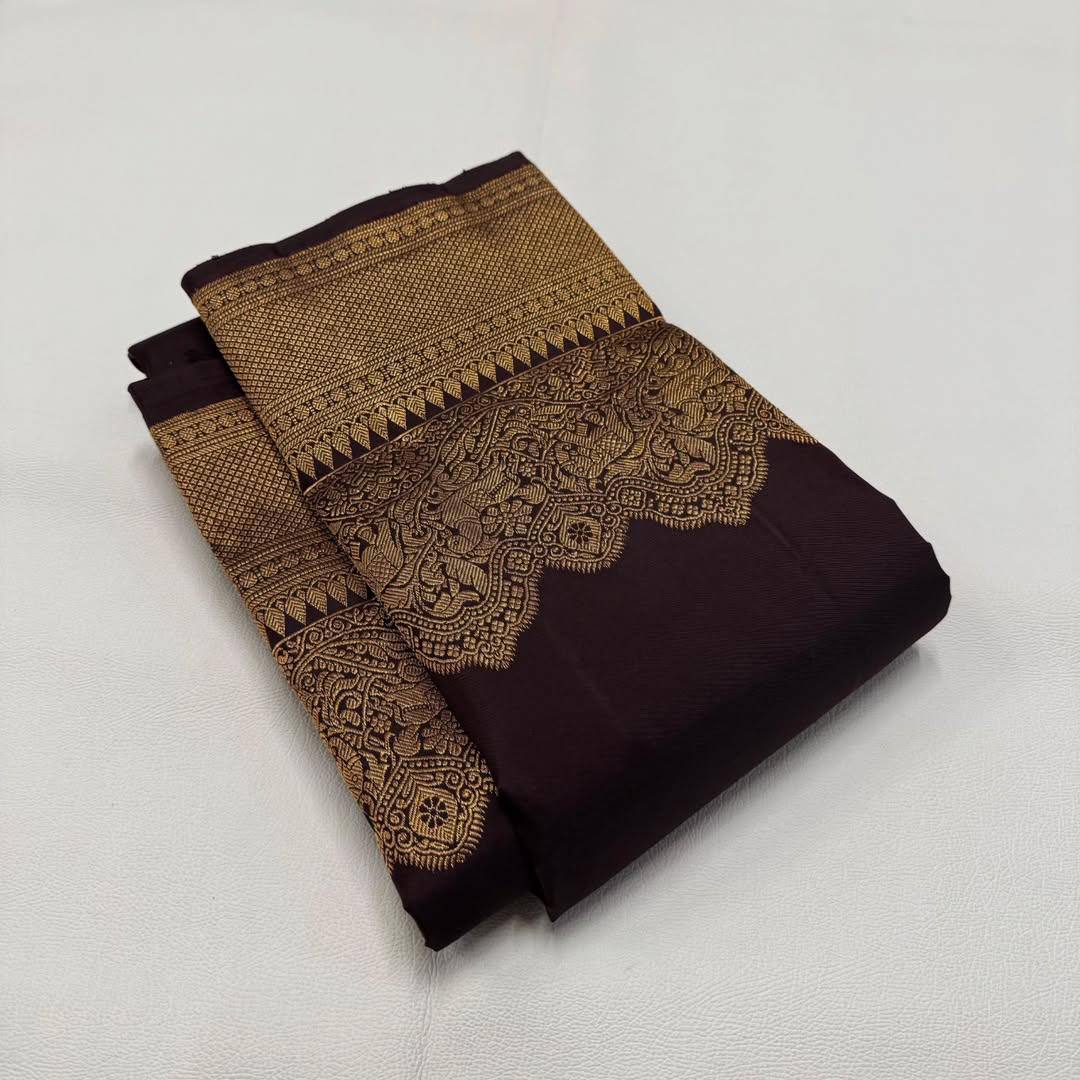 Graceful Lichi Silk Saree with Intricate Jacquard Design & Rich Pallu