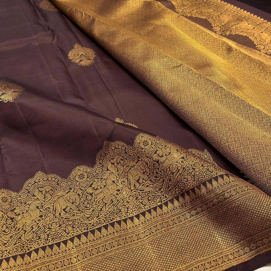 Graceful Lichi Silk Saree with Intricate Jacquard Design & Rich Pallu