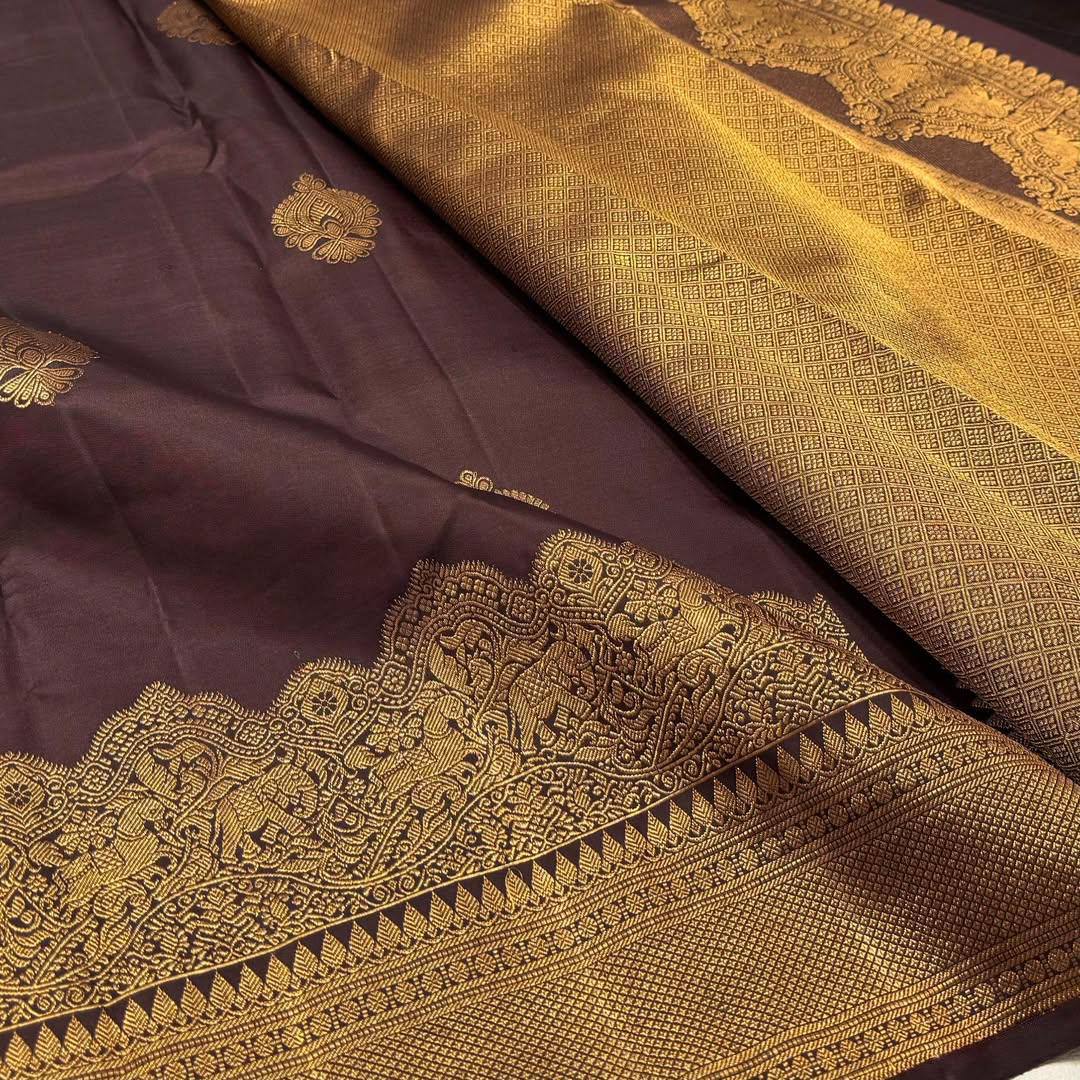 Graceful Lichi Silk Saree with Intricate Jacquard Design & Rich Pallu