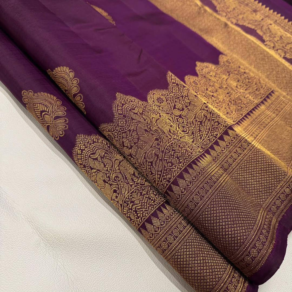 Graceful Lichi Silk Saree with Intricate Jacquard Design & Rich Pallu