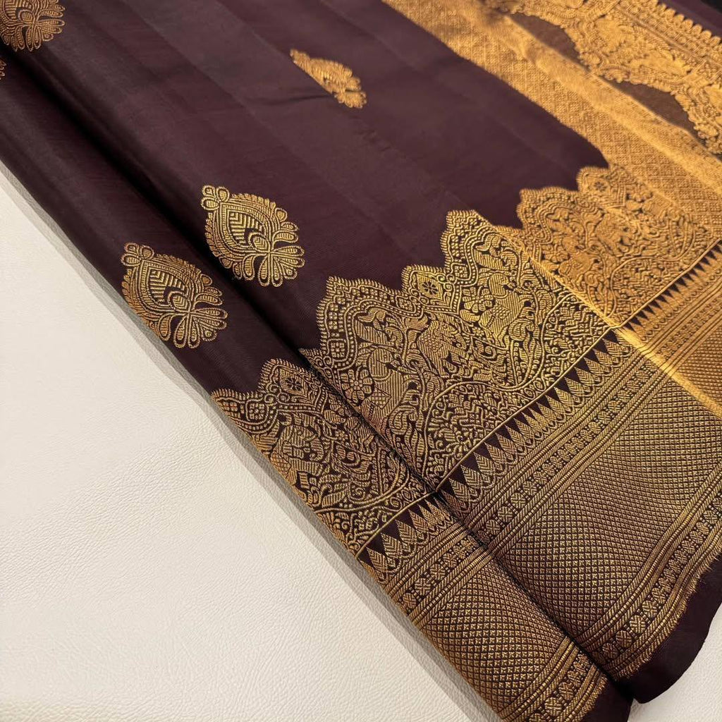 Graceful Lichi Silk Saree with Intricate Jacquard Design & Rich Pallu