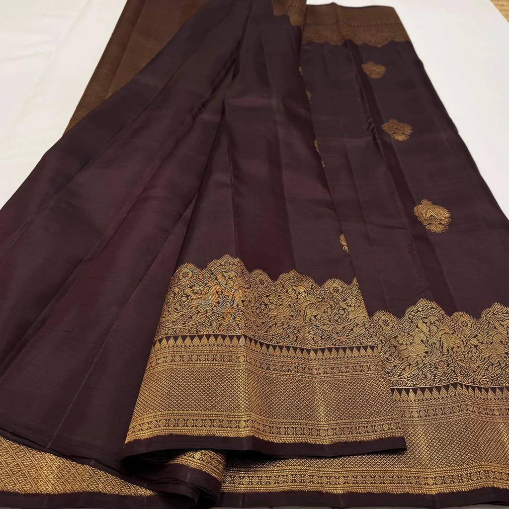 Graceful Lichi Silk Saree with Intricate Jacquard Design & Rich Pallu