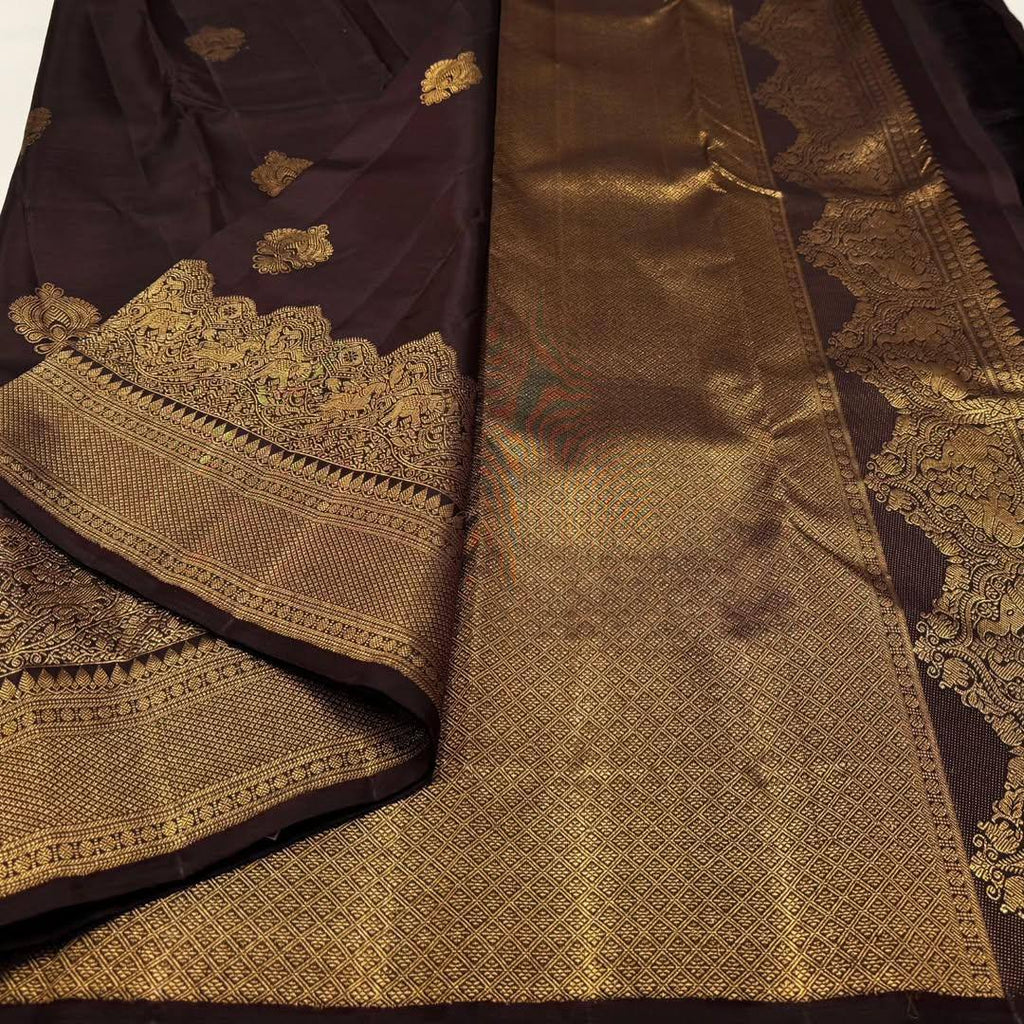 Graceful Lichi Silk Saree with Intricate Jacquard Design & Rich Pallu