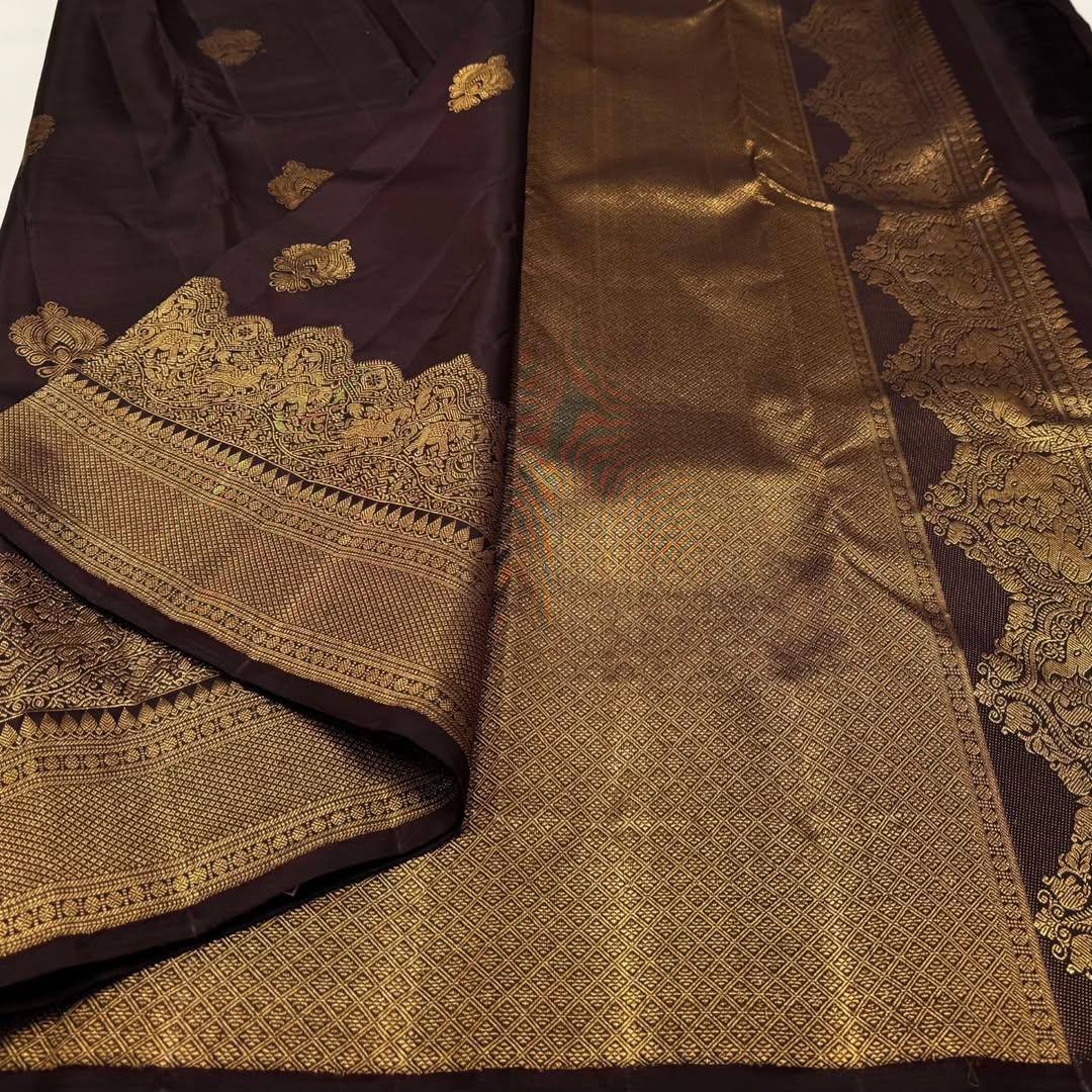 Graceful Lichi Silk Saree with Intricate Jacquard Design & Rich Pallu