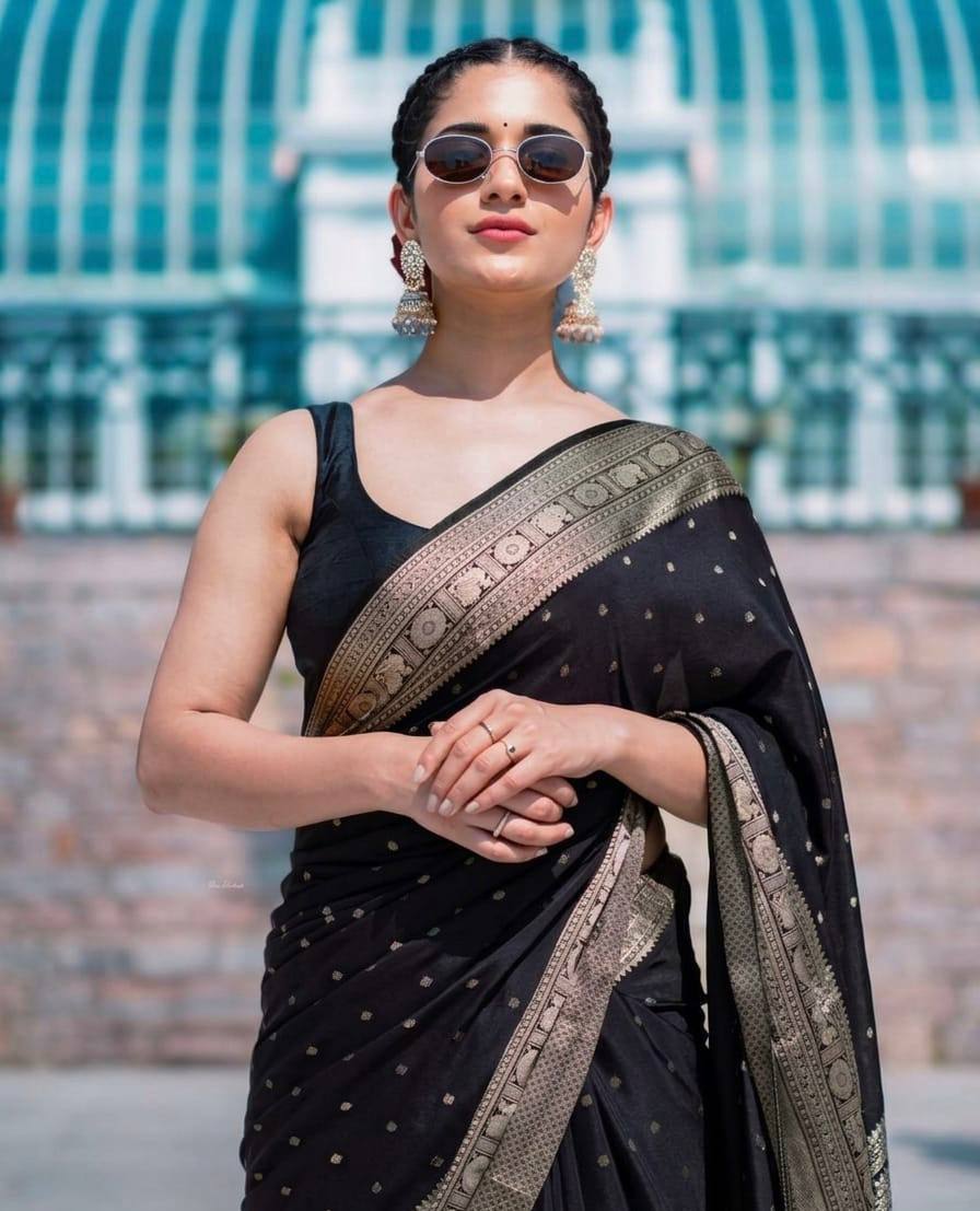 Lichi Silk Saree with Intricate All-Over Jacquard Weave & Grand Pallu Blouse Border Detail